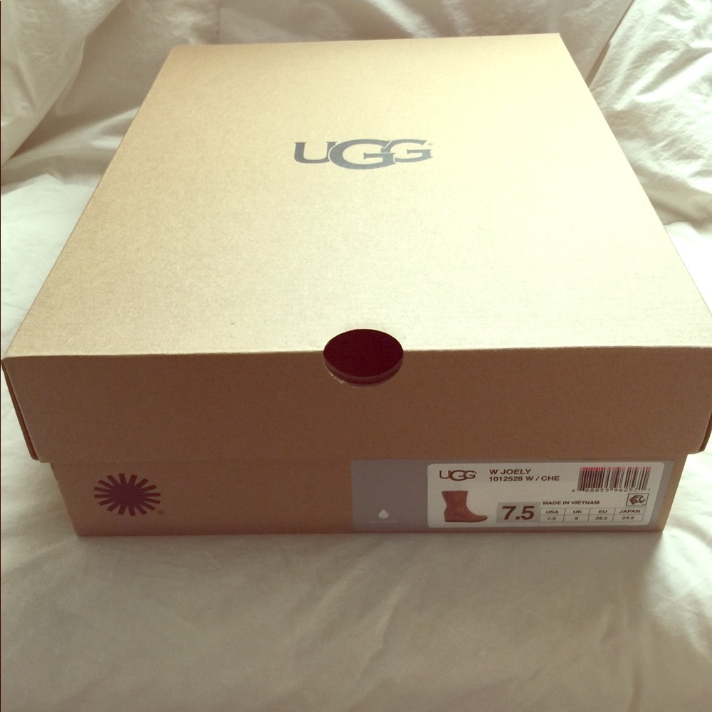 Boots UGG semi new tang color size 7.5.