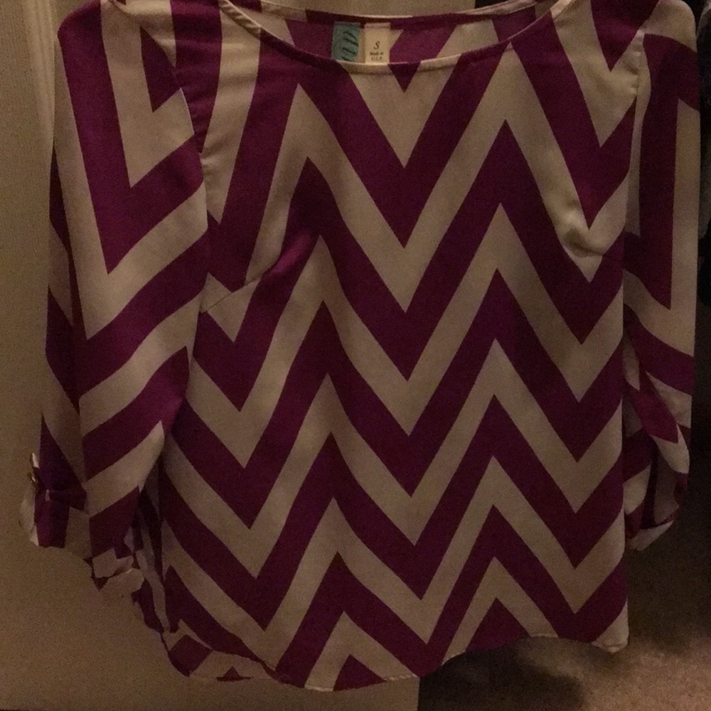 Chevron magenta and white top