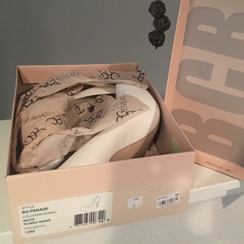 White BCBG Pumps - Picture 4 of 7
