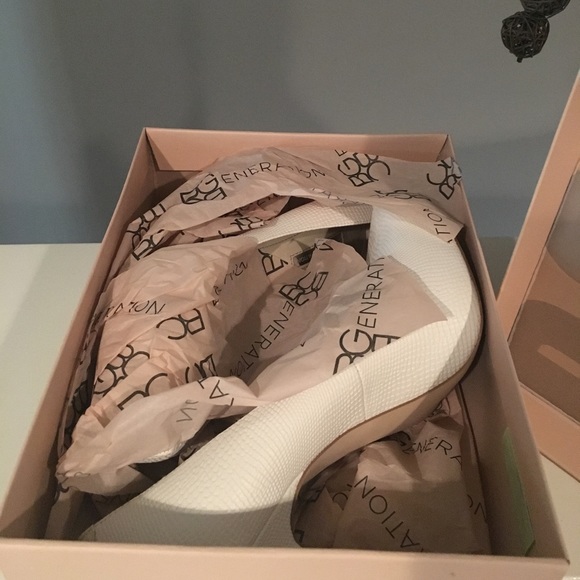 White BCBG Pumps - Picture 5 of 7