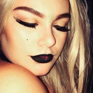 Meet your Posher, Elaine