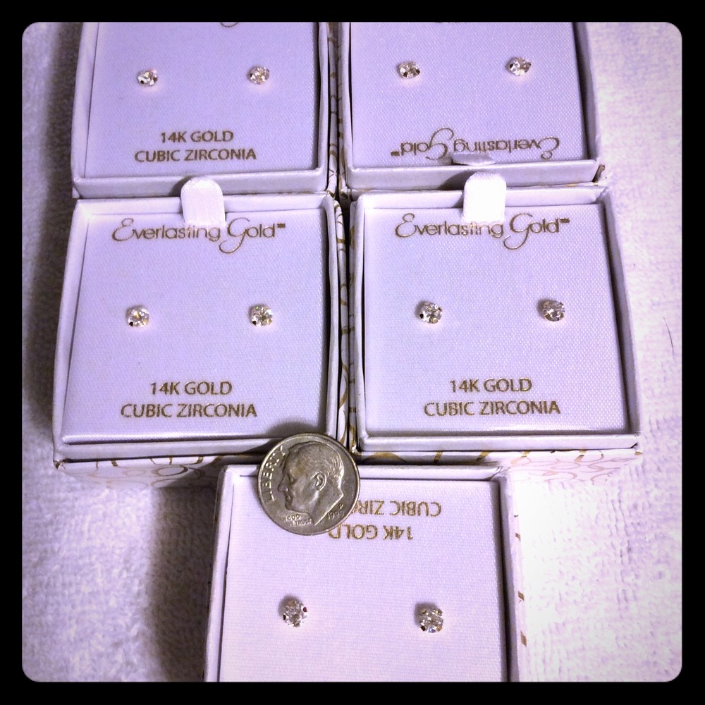 Cubic zirconia earring