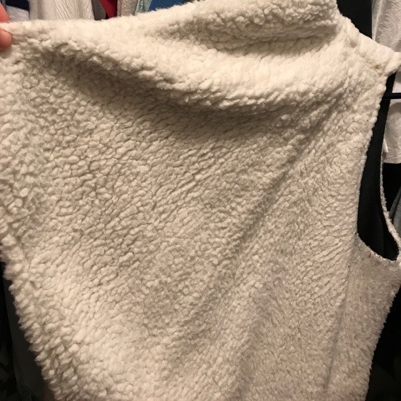 Mossimo furry vest - Picture 2 of 4