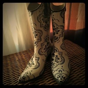 Adorable Cowboy rainboots