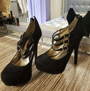Black heels pumps