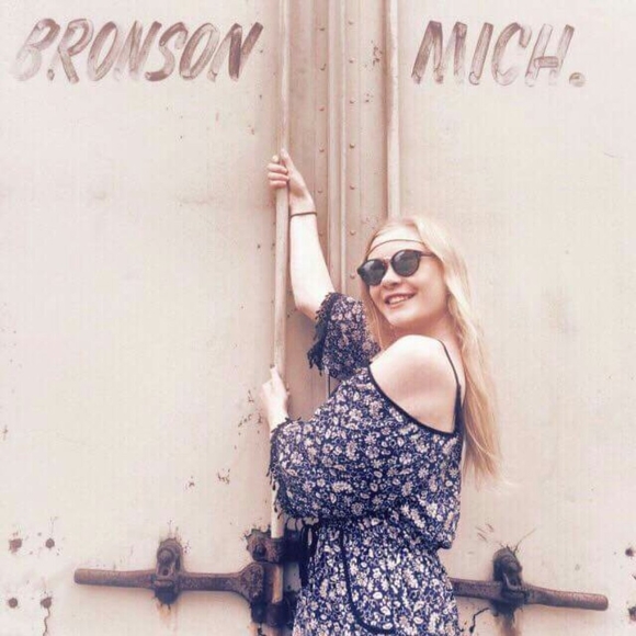 Meet your Posher, Cori - Picture 1 of 1