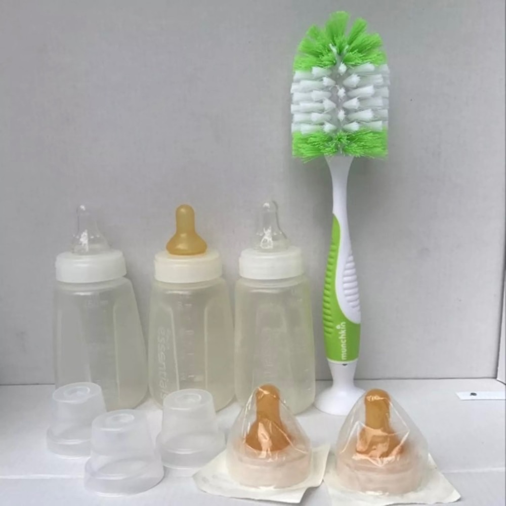 ❌SOLD❌ Gerber Feeding Bottles And Brush