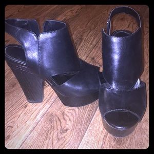 Platform Gianni Bini leather heels