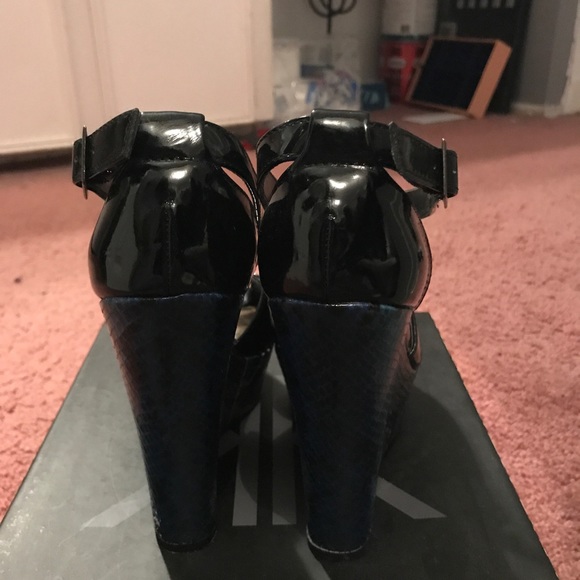 Black wedged shoes - Picture 4 of 7