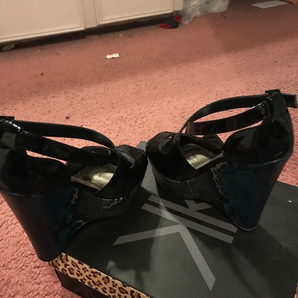 Black wedged shoes - Picture 6 of 7