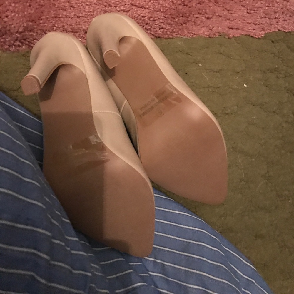 Nude pumps