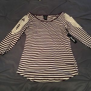 Peek a boo shoulder 3/4 length top