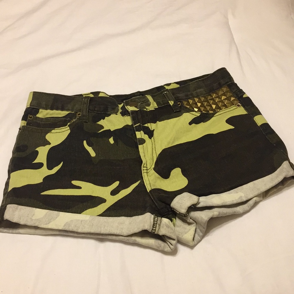 Super stylish army shorts.