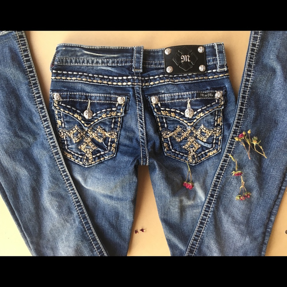 🔅Embellished MISS ME JEANS🔅 Looped cross pocket