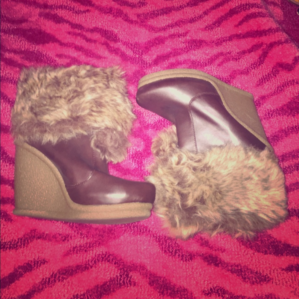 Faux fur gold down booties with tie pompoms 🎀