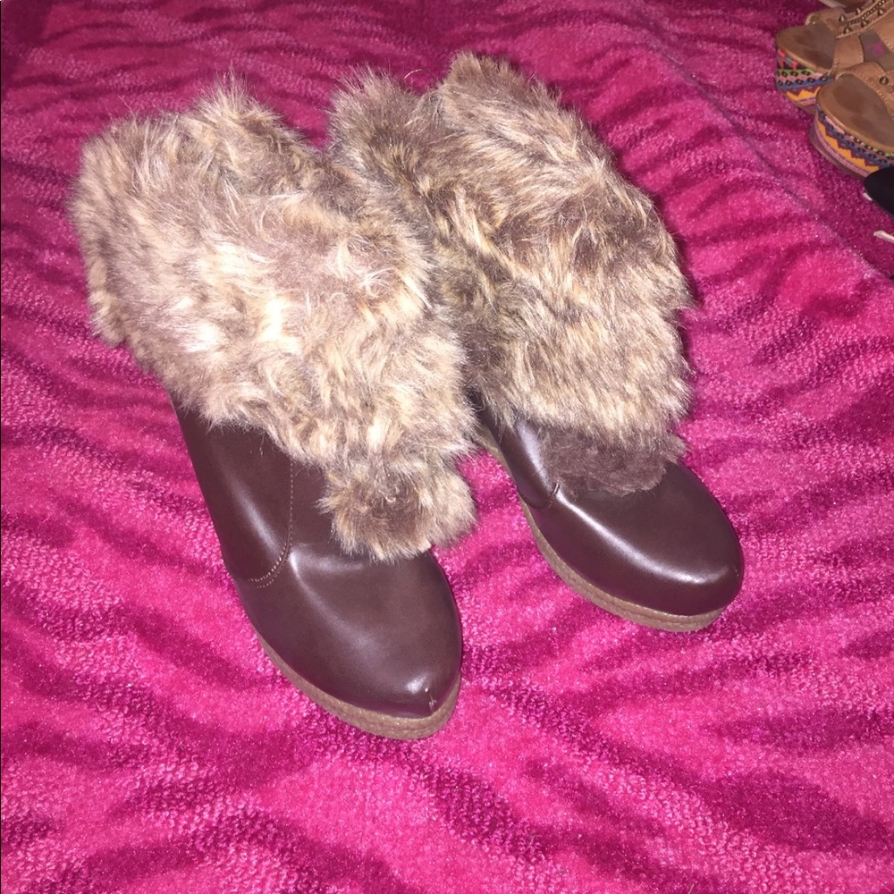 Faux fur gold down booties with tie pompoms π - Picture 2 of 12