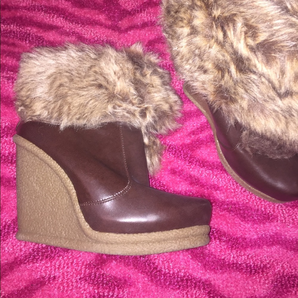 Faux fur gold down booties with tie pompoms π - Picture 3 of 12
