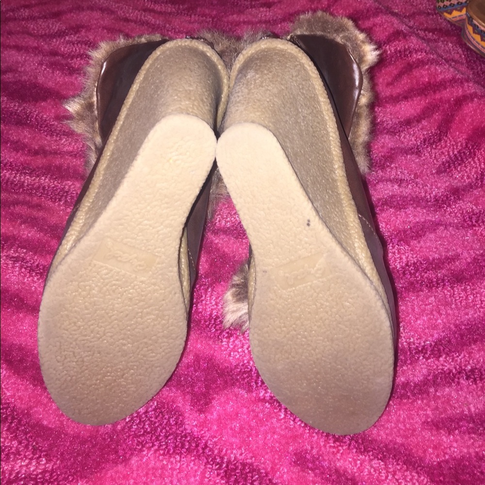 Faux fur gold down booties with tie pompoms π - Picture 4 of 12