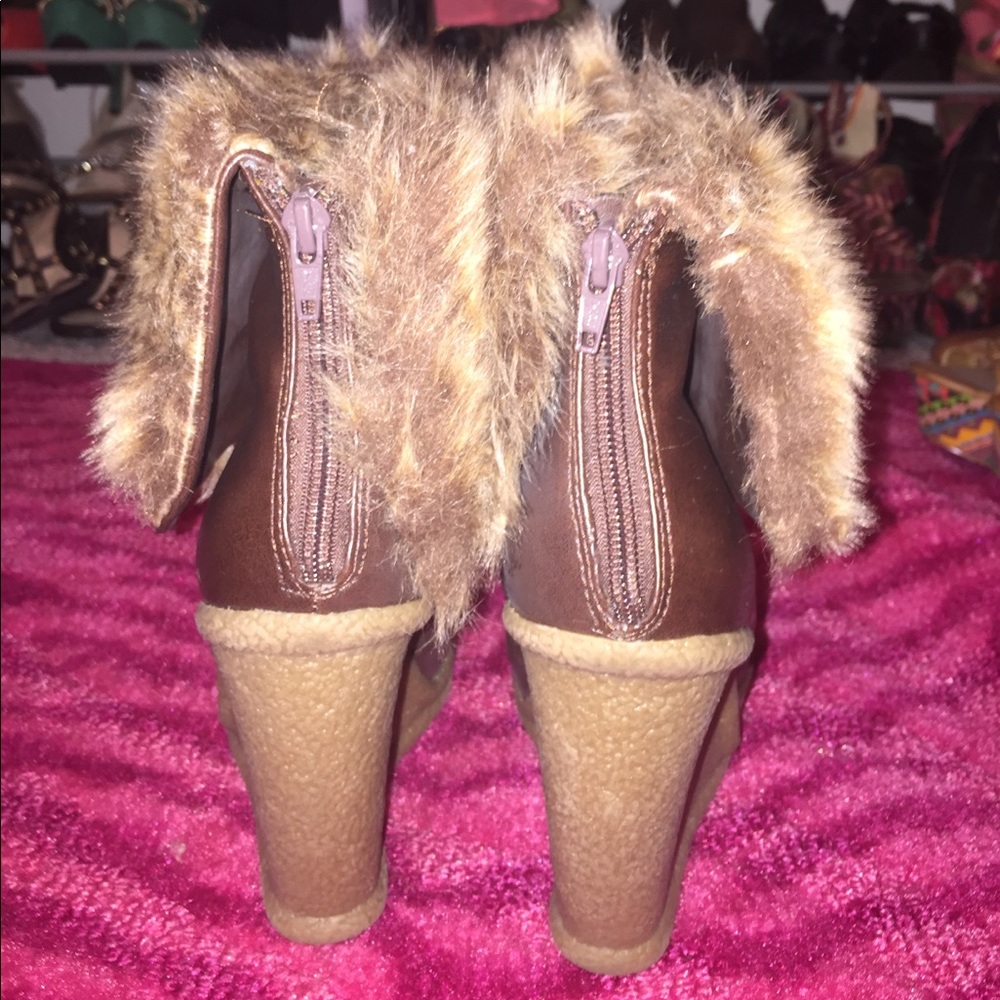Faux fur gold down booties with tie pompoms π - Picture 5 of 12