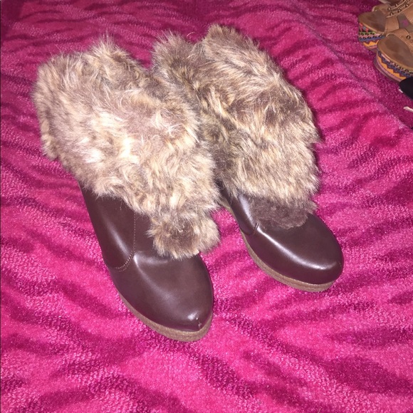 Faux fur gold down booties with tie pompoms 🎀 - Picture 2 of 8