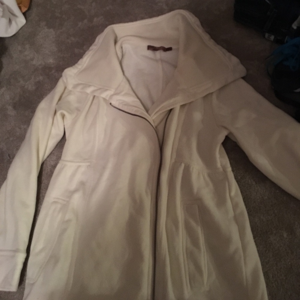 Cream Prana sweatshirt