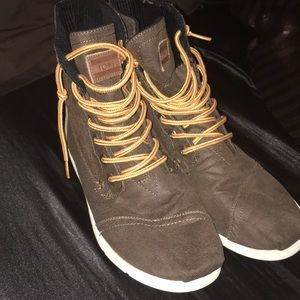TOMS Boots Size 8.5 Brown