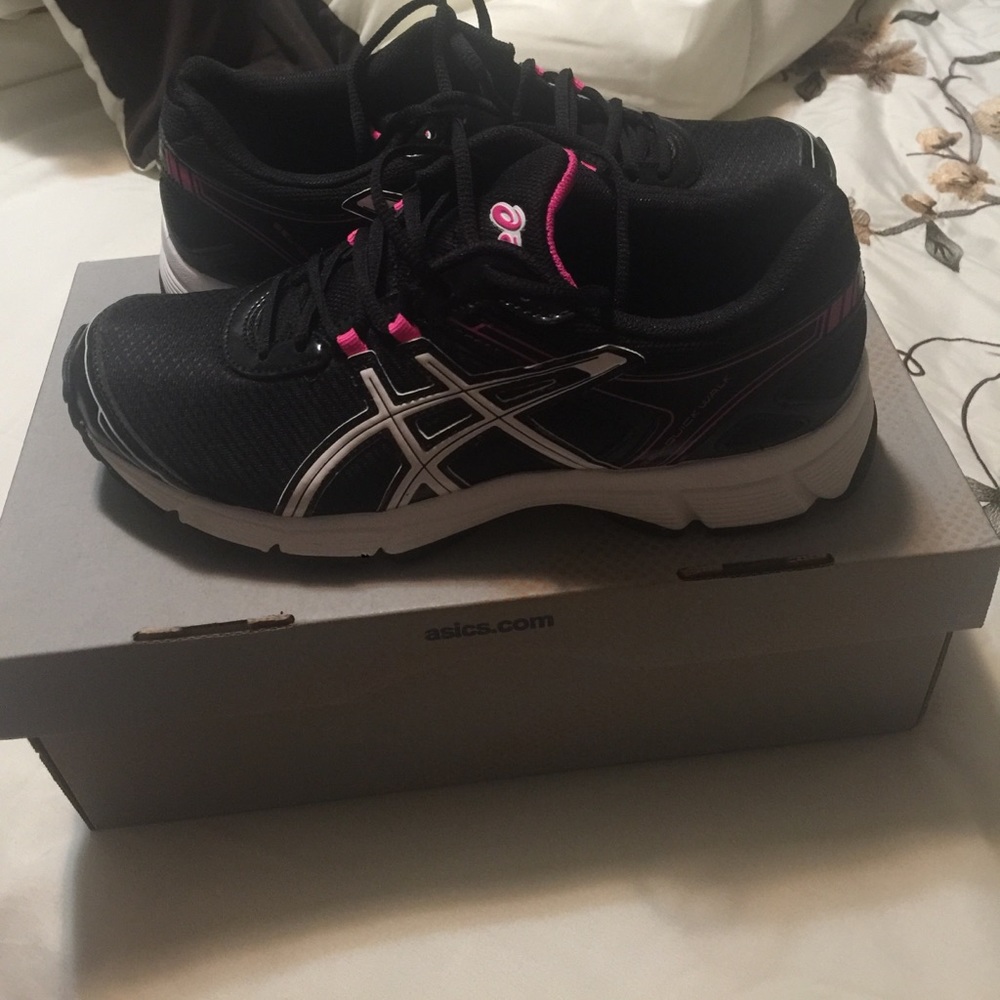 Sneakers/NWOT