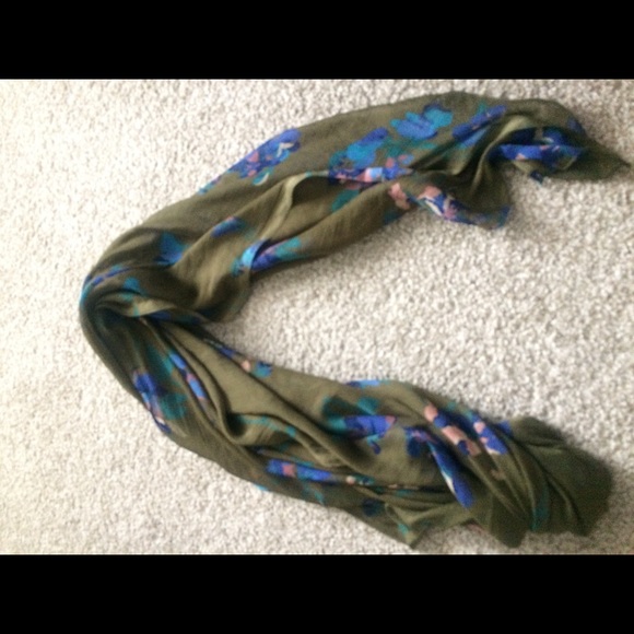 Scarf/wrap - Picture 2 of 2