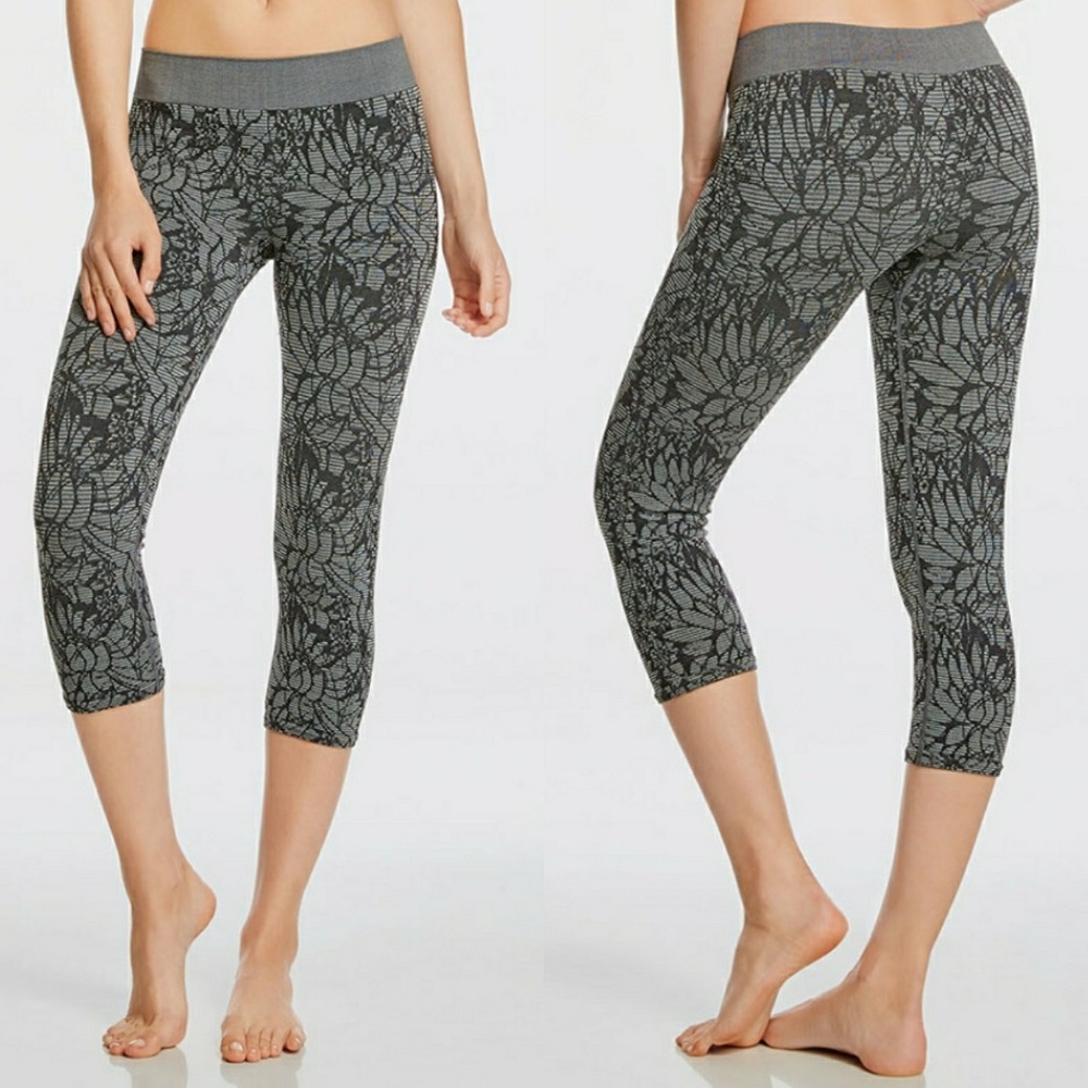 Fabletics Seamless Capri Sebastian Legging