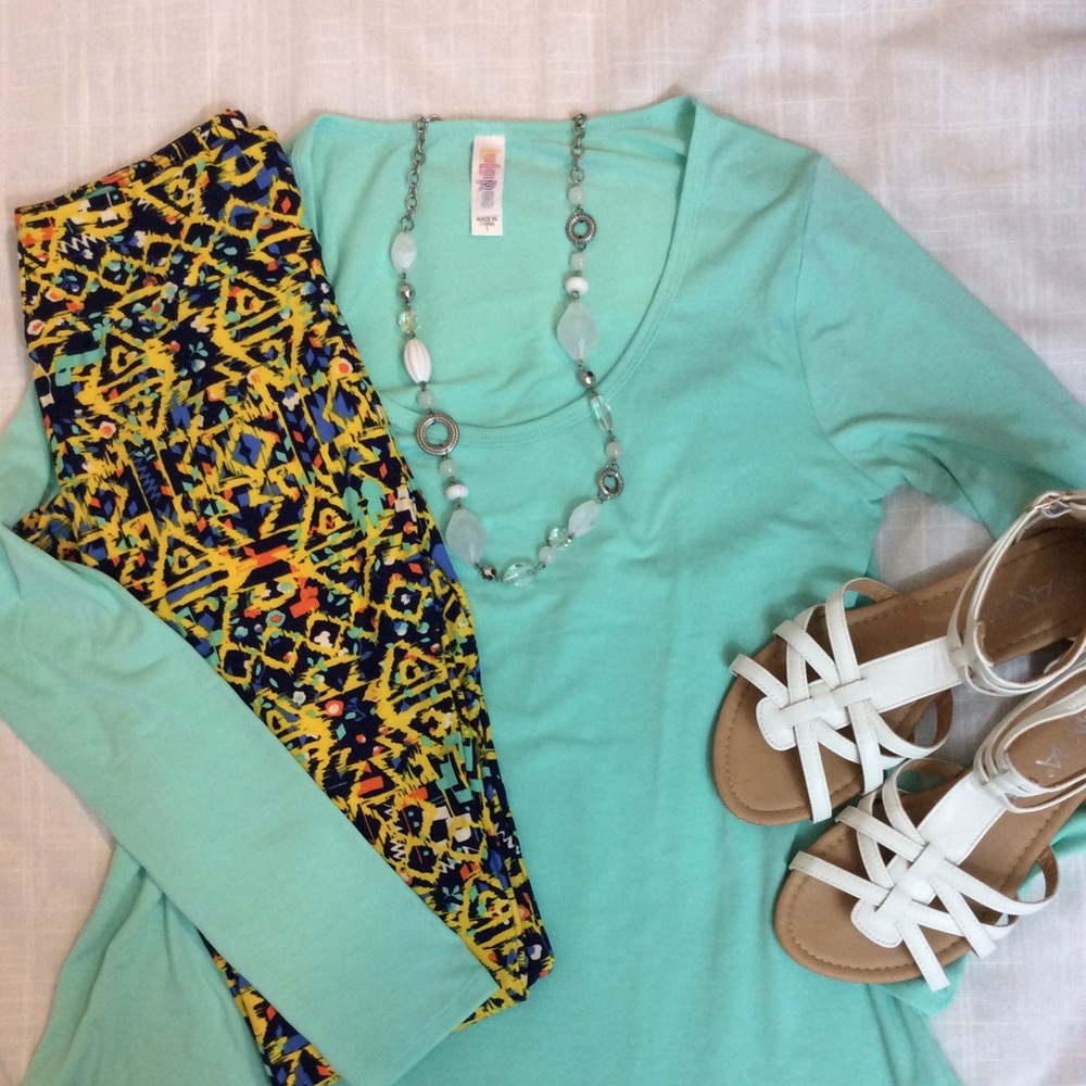LuLaRoe outfit FREE pair of leggings with purchase