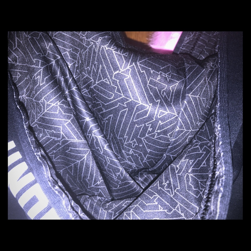 Under Armour sweatshrt w/unique  design