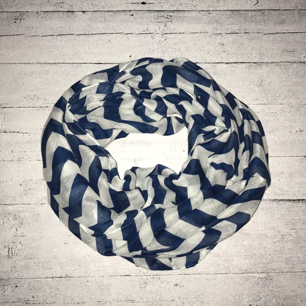 blue + white chevron scarf 💙