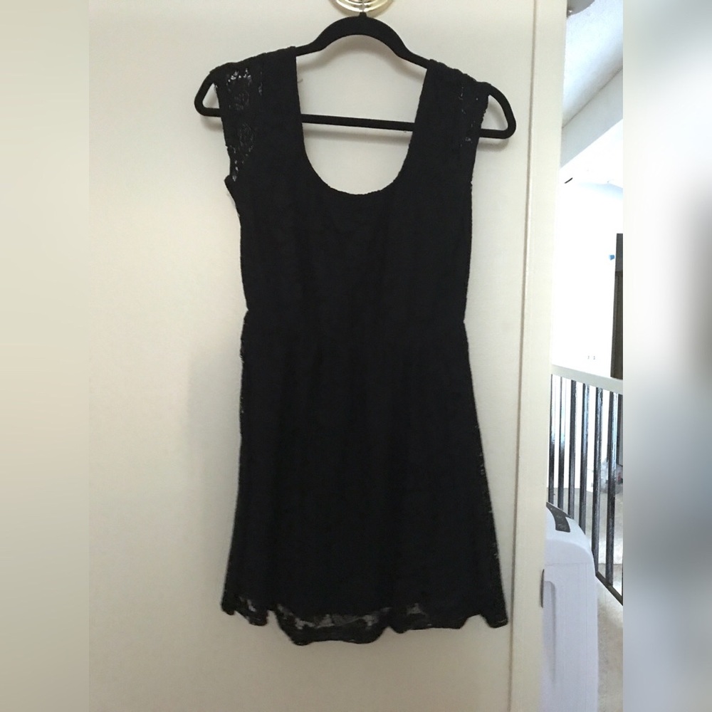 Cute lace LBD - capsule wardrobe must-have!