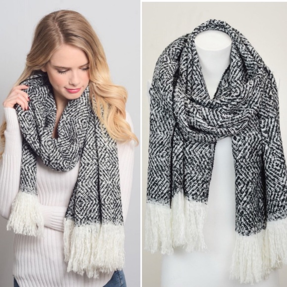 Accessories - Black and White Diamond Pattern Tassel Scarf
