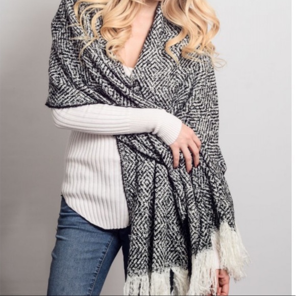 Black and White Diamond Pattern Tassel Scarf - Picture 2 of 2