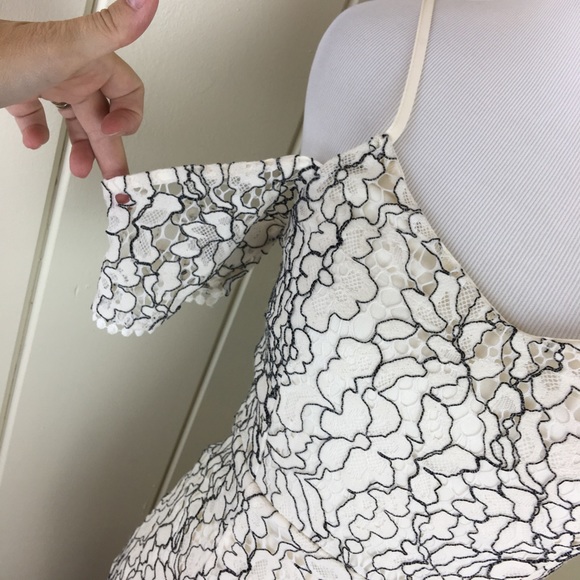 Romeo + Juliet Couture white lace holiday dress - Picture 4 of 8