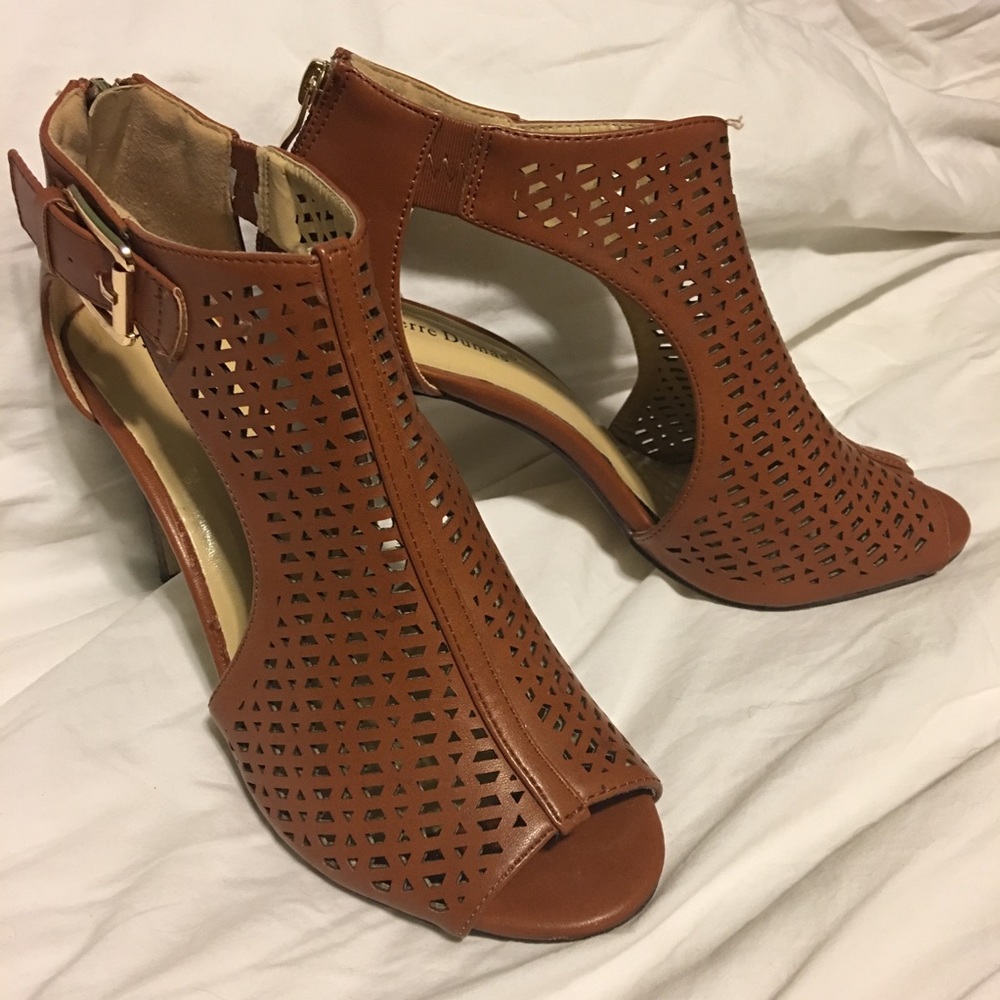 Pierre Dumas Carmel leather heels