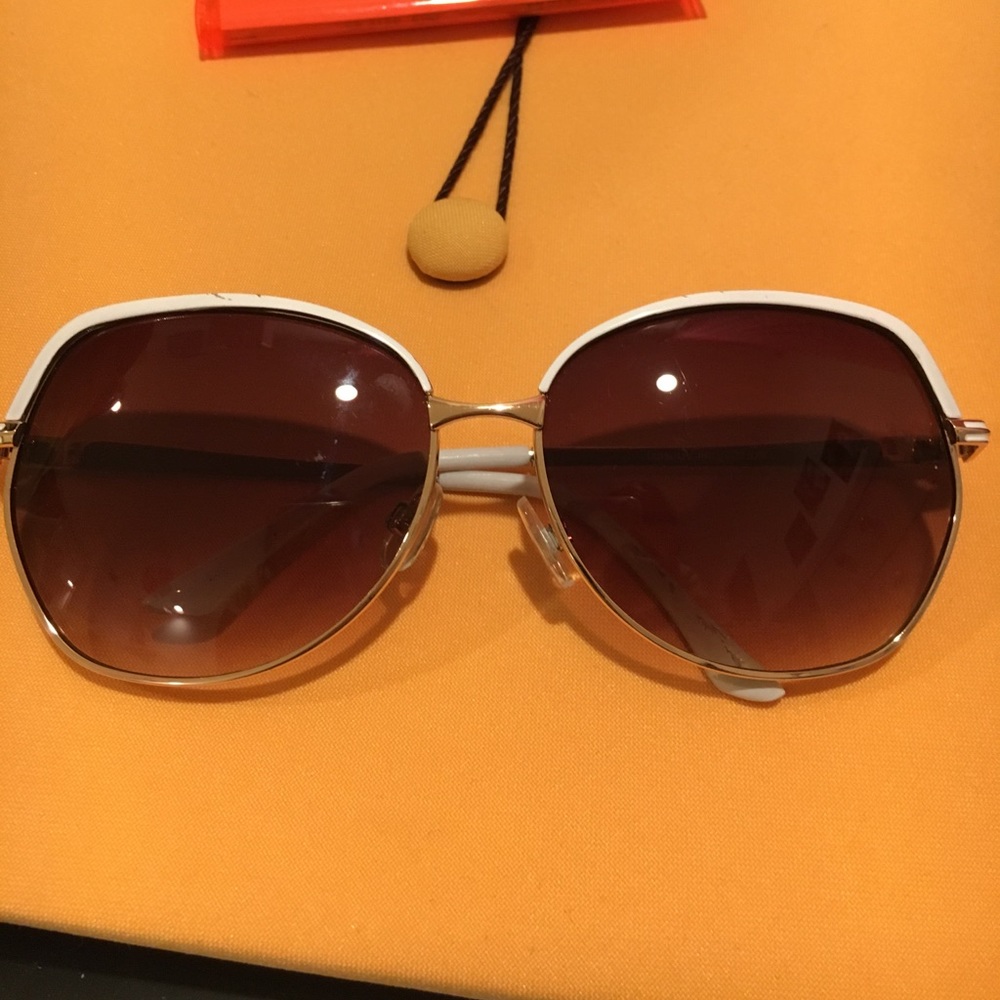 WHITE FRAMED GLASSES