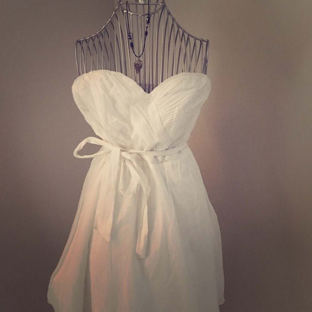 White sweetheart shaped strapless summer dress.