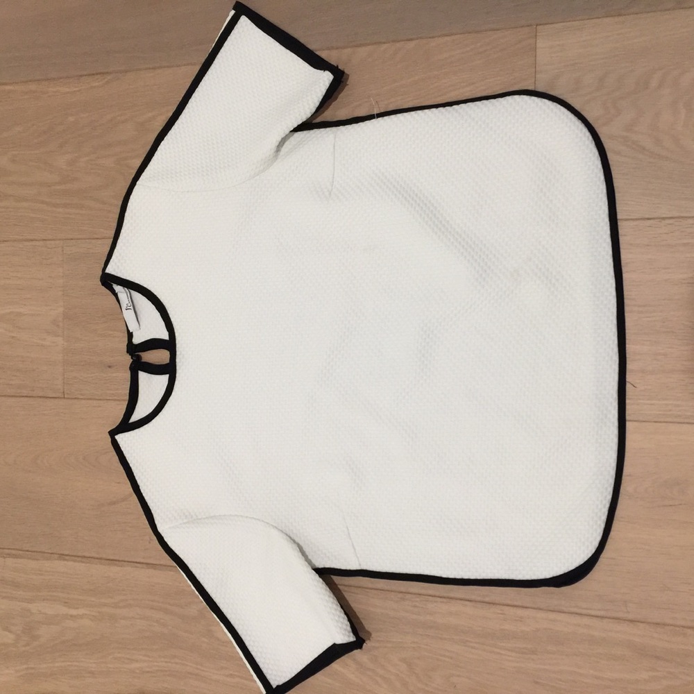 Structured waffle blackwhite minimalist top size M