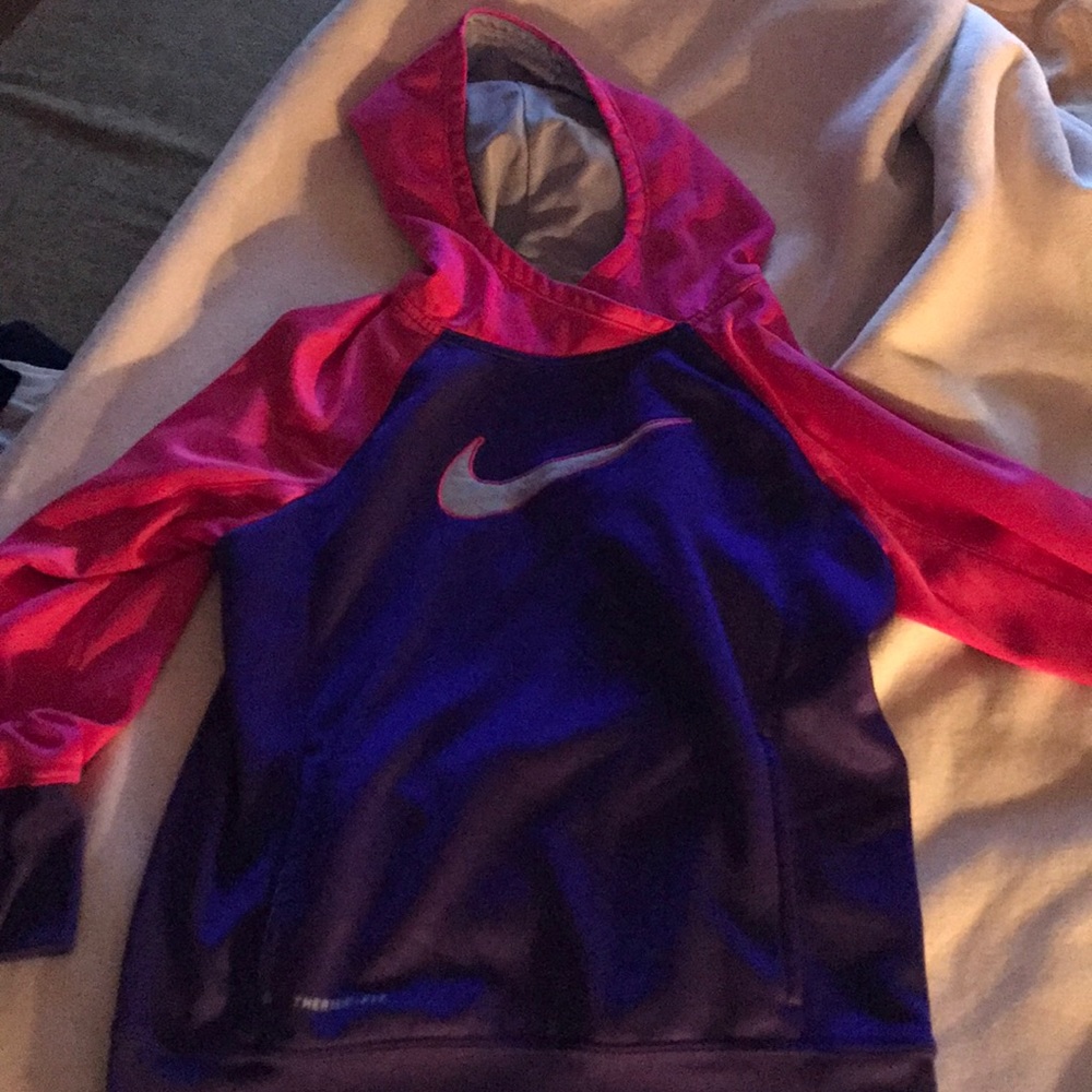 Girls nike therma fit hoodie