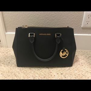 Black Michael Kors Sutton bag 💕