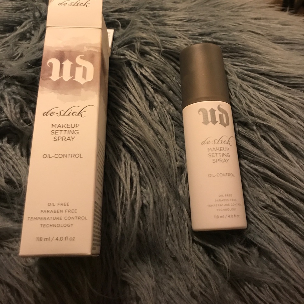 Urban Decay de-slick makeup setting spray