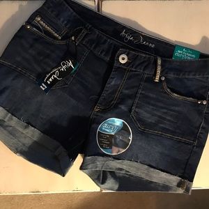 💙BRAND NEW💙 Ariya Jean Shorts!