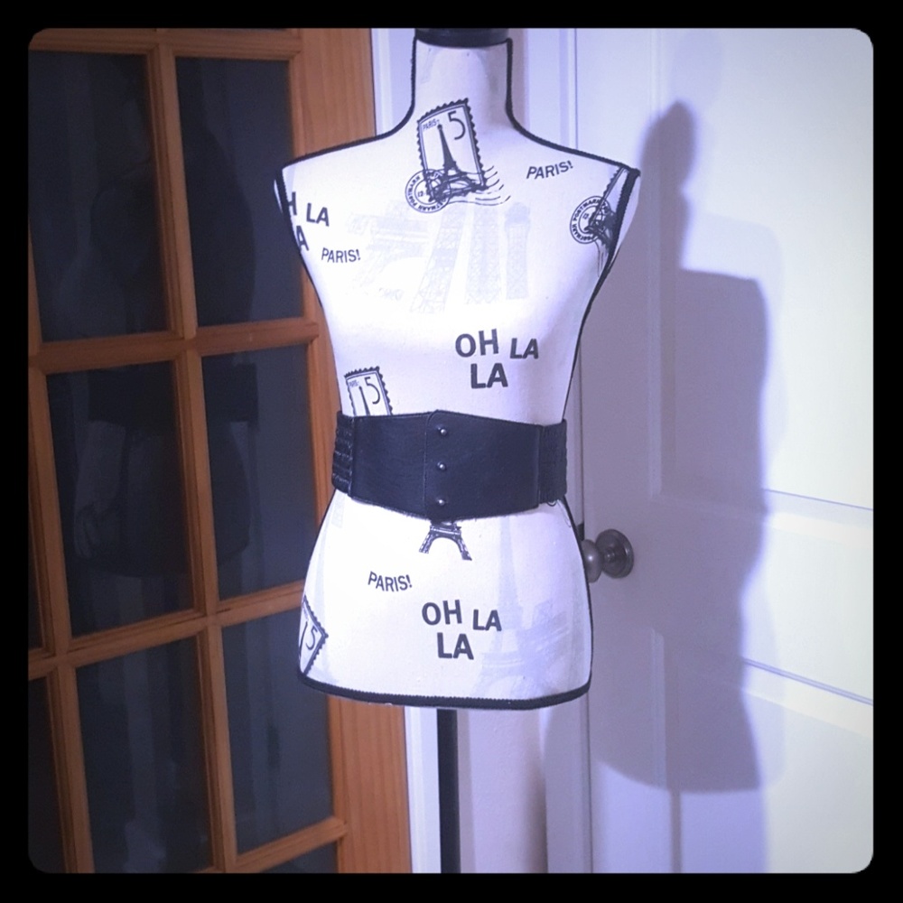 Black high-waisted belt