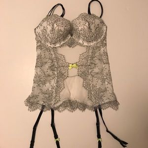 🚫SOLD🚫 Victoria's Secret Lace Bustier W/ Garters