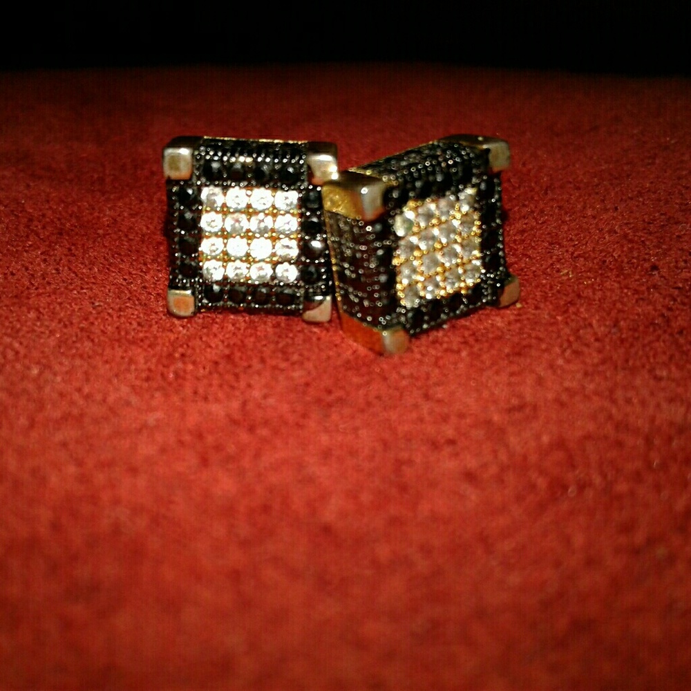 💯Authentic 💯💎💎EarRings Screw in's💎💎