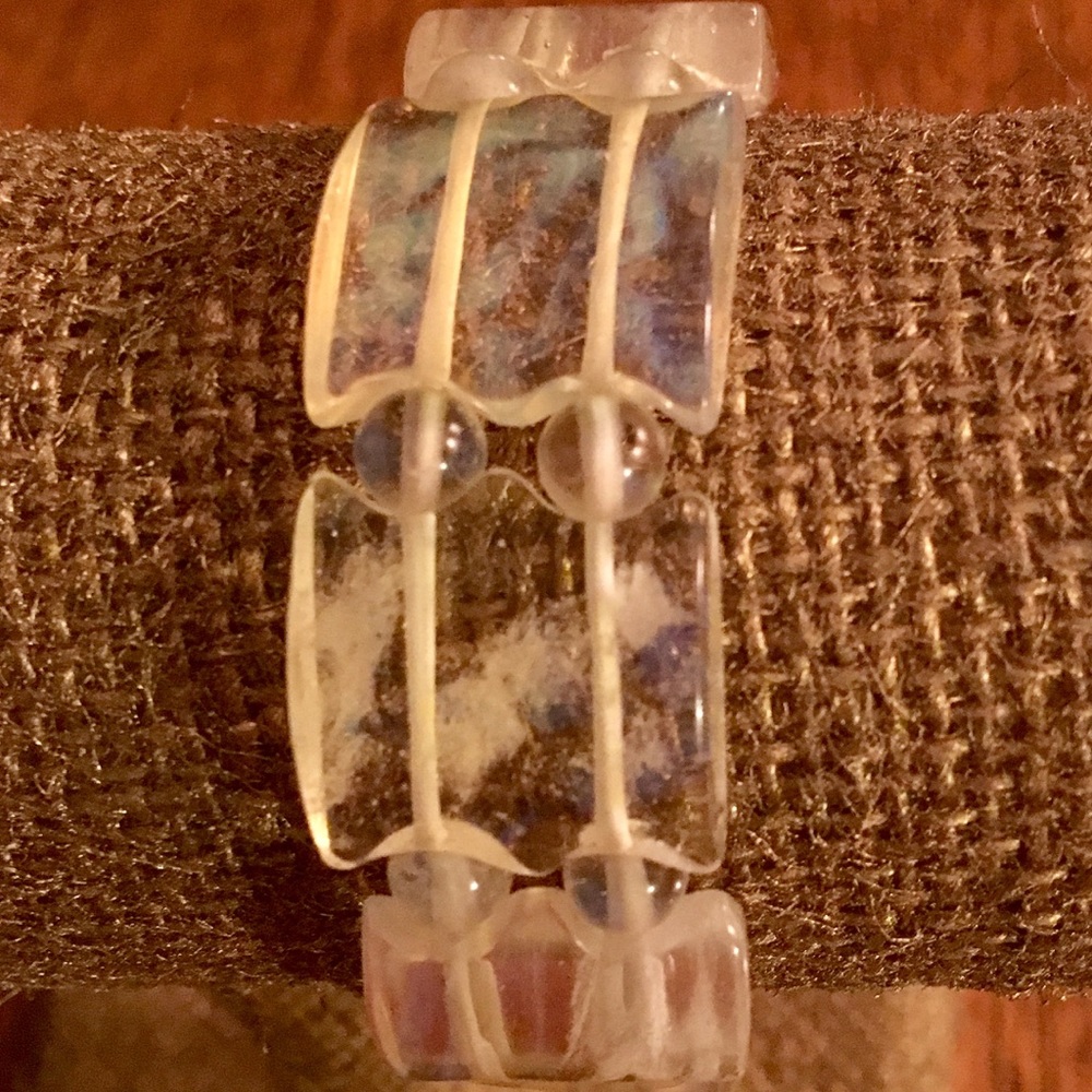 VINTAGE LIGHT YELLOW LUCITE STRETCHY BRACELET
