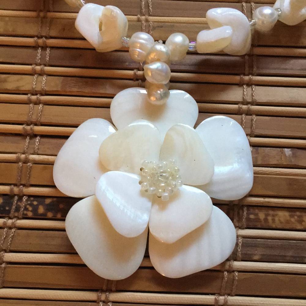 Mother of Pearl Shell Flower Necklace Bead White