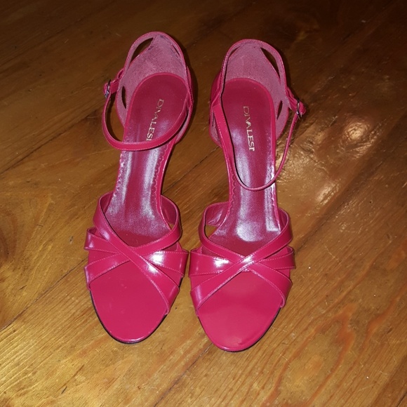 $5 ITEM. Red leather, heeled sandals - Picture 2 of 8
